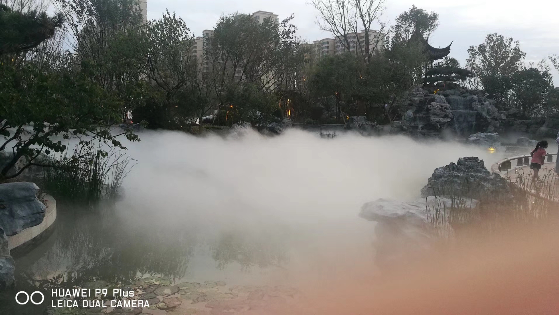 霧森景觀(guān)、霧森造景、人造霧、小區造景、降塵、加濕、小區霧森造景、樓盤(pán)云霧造景、園林霧森造景