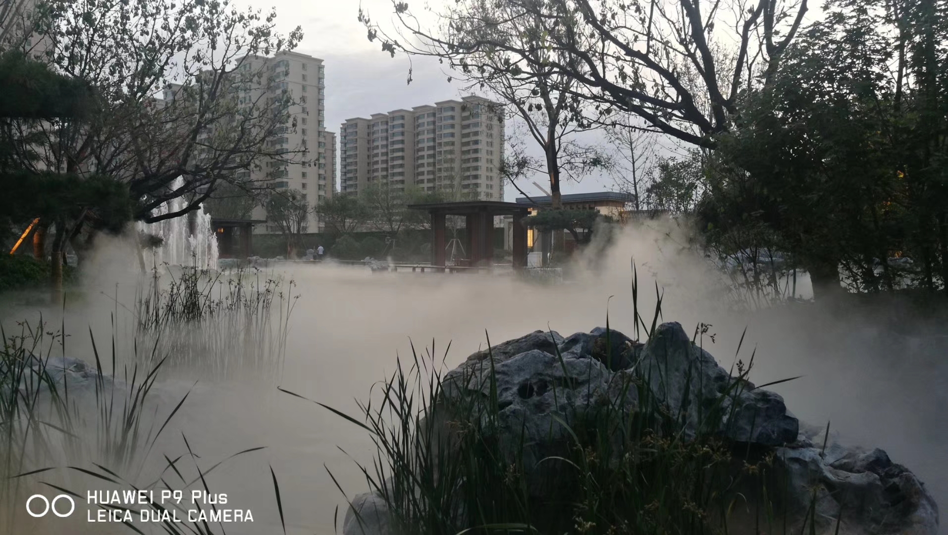 霧森景觀(guān)、霧森造景、人造霧、小區造景、降塵、加濕、小區霧森造景、樓盤(pán)云霧造景、園林霧森造景